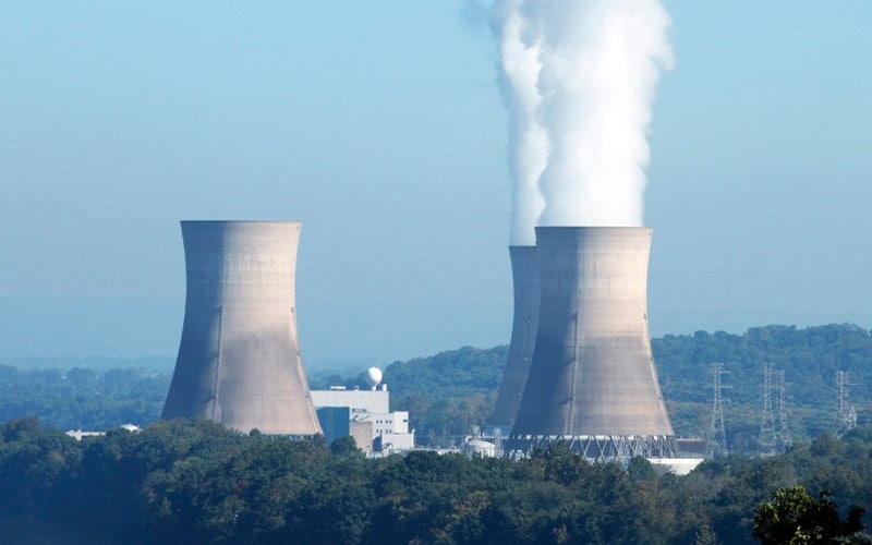 Tres fuertes acciones de energía nuclear